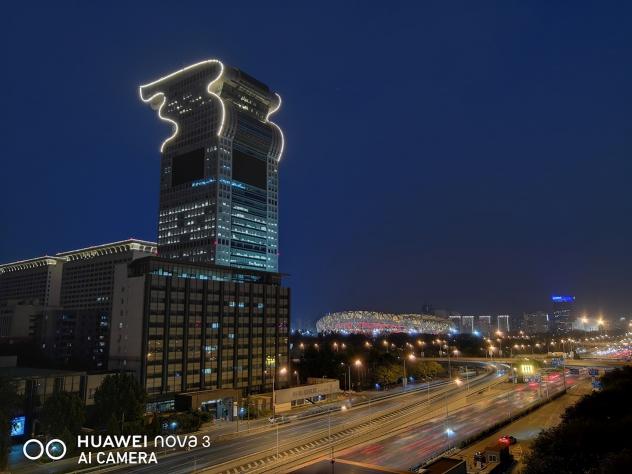 極客網(wǎng)  北京的夜，霓虹閃爍，華為nova3幫你紀錄北京夜景