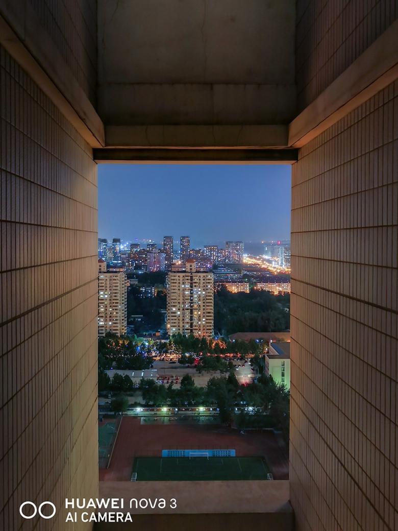 極客網(wǎng)  北京的夜，霓虹閃爍，華為nova3幫你紀錄北京夜景