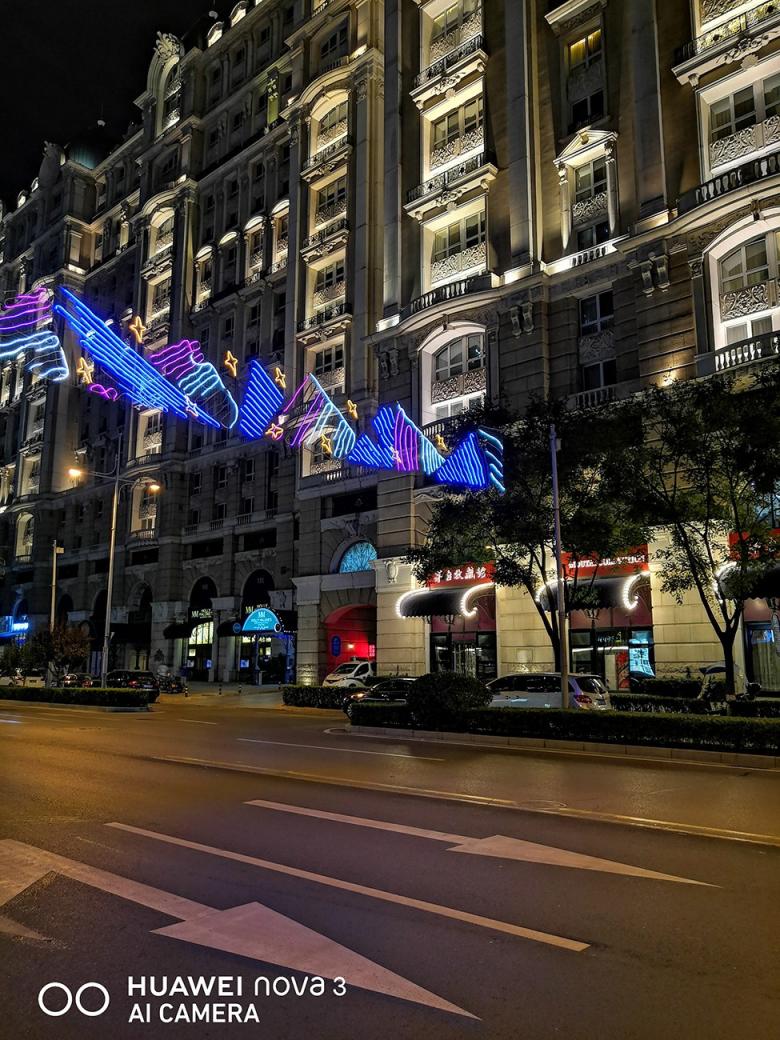 極客網(wǎng)  北京的夜，霓虹閃爍，華為nova3幫你紀錄北京夜景