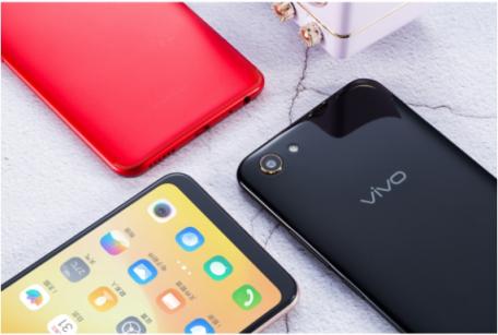 vivo Y81s圖賞：全新全面屏＋AI攝影，顏值與實(shí)力兼?zhèn)?/></p><p>主打年輕人市場的 vivo Y81s， 外觀設(shè)計(jì)以時(shí)尚潮流元素為基準(zhǔn)，和 vivo向來傳達(dá)給人們的高顏值印象十分一致。vivo Y81s 擁有黑金色、紅寶石、香檳金三種不同配色，針對(duì)不同人群的審</p><p align=