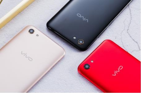 vivo Y81s圖賞：全新全面屏＋AI攝影，顏值與實(shí)力兼?zhèn)?/></p><p>美和消費(fèi)習(xí)慣，黑金色版本的黑色深邃低調(diào)，非常適合男性用戶，而紅寶石色版本鮮艷前衛(wèi)，是女孩子心中所選。香檳金配色作為全新的配色，融合銀色和粉色的特質(zhì)，又與市面上香檳金或者玫瑰金截然不同，獨(dú)特的配色在人群中極具辨識(shí)度。</p><p>vivo Y81s 正面使用 一塊6.22英寸的屏幕，頂端U形劉海內(nèi)集成了包括前置鏡頭、聽筒、光線傳感器等在內(nèi)的多款元器件。同時(shí)，新機(jī)屏幕采用的是19：9 長寬比例，左右邊框?qū)挾纫部刂频脴O好，屏占比高達(dá)87.9%。</p><p align=