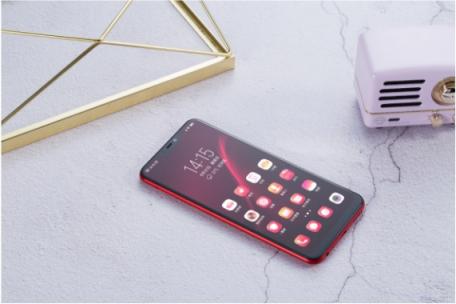 vivo Y81s圖賞：全新全面屏＋AI攝影，顏值與實(shí)力兼?zhèn)?/></p><p>除了配色上的創(chuàng)新， Y81s 機(jī)身背面形狀也沒有簡單采用平面設(shè)計(jì)，而是從后背向中框過渡的部分有個(gè)慢慢變薄的過程。一方面，這樣可以更加貼合手掌、帶來機(jī)身輕薄的體驗(yàn)，另一方面，經(jīng)過磨砂涂層工藝鍛造的后蓋有一種輕微的磨砂質(zhì)感，細(xì)膩卻不打滑，手感頗佳。</p><p align=
