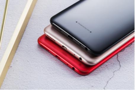 vivo Y81s圖賞：全新全面屏＋AI攝影，顏值與實(shí)力兼?zhèn)?/></p><p>整個(gè)機(jī)身背部除了相機(jī)和閃光燈部分，沒有多余的開口，后蓋和中框的銜接也堪稱完美，機(jī)身一體性極強(qiáng)。另外，需要特別說明得是，Y81s 選擇了Fake Wake面部識(shí)別作為解鎖方案。相對(duì)于指紋識(shí)別，新的解鎖方式具有非接觸、極其快速等優(yōu)點(diǎn)，科技感滿滿。</p><p align=