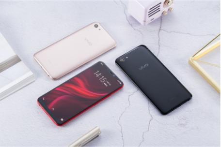 vivo Y81s圖賞：全新全面屏＋AI攝影，顏值與實(shí)力兼?zhèn)?/></p><p>Y81s 后置鏡頭擁有1300萬像素，支持自動(dòng)對(duì)焦。支持慢鏡頭、延時(shí)攝影、動(dòng)態(tài)照片、美顏、專業(yè)拍照、濾鏡功能，也支持超清畫質(zhì)拍攝，攝影和拍照都表現(xiàn)不俗。</p><p align=