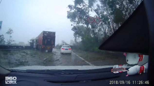 360行車記錄儀記錄臺(tái)風(fēng)“山竹”入境 多種道路險(xiǎn)情需注意