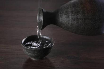 貴釀酒業(yè)，助力2018夏季達(dá)沃斯新浪財(cái)經(jīng)之夜，為新財(cái)智人群提供高標(biāo)準(zhǔn)醬酒