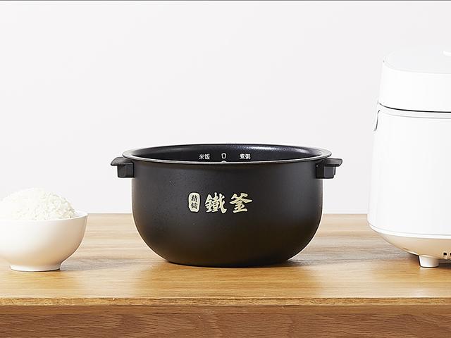 好鍋才能出好飯？云米IH電飯鍋?zhàn)屆罪埾銍妵姡?/></p><p>五層高密度精鑄鐵膽，經(jīng)過(guò)多重復(fù)雜工藝鑄造而成，和市面上常見(jiàn)的合金鍋膽相比，鑄鐵鍋膽健康安全，不含對(duì)人體有害的重金屬，而且受熱均勻可以保證持續(xù)發(fā)熱;使用這樣的內(nèi)膽煮飯，烹飪效率高，還可以減少熱量和營(yíng)養(yǎng)的流失，節(jié)能又環(huán)保，可謂一舉多得。在很長(zhǎng)一段時(shí)間里，大眾都非常推崇鐵釜煮飯，包括現(xiàn)在市面上的許多產(chǎn)品也會(huì)特意注明，但真材實(shí)料的還是少數(shù)，云米IH電飯鍋的內(nèi)膽重達(dá)4斤，足以證明材質(zhì)沒(méi)有造假!</p><p align=