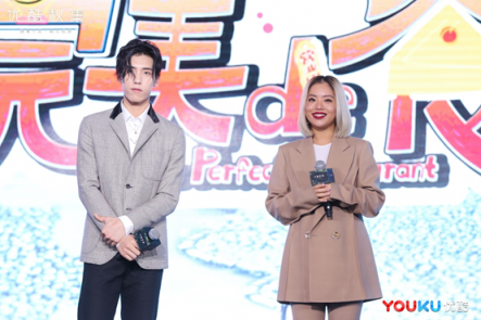 萌娃Lucky現(xiàn)身2018優(yōu)酷秋集，現(xiàn)場演繹經(jīng)典“Lucky比心雨”萌翻全場