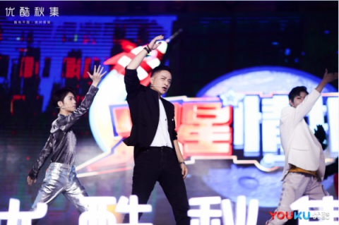 萌娃Lucky現(xiàn)身2018優(yōu)酷秋集，現(xiàn)場演繹經(jīng)典“Lucky比心雨”萌翻全場