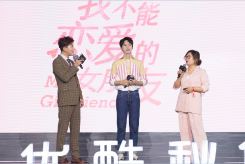 萌娃Lucky現(xiàn)身2018優(yōu)酷秋集，現(xiàn)場演繹經(jīng)典“Lucky比心雨”萌翻全場