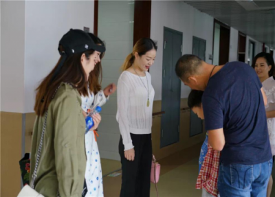 上海藍絲帶公益基金會聯(lián)合發(fā)起人張毓桐女士開展愛心公益捐贈活動