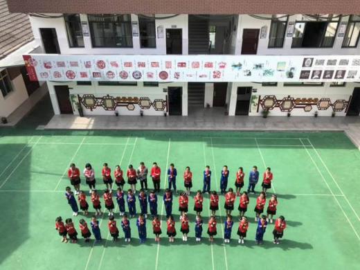 校服也能民族范兒！浙江省投融資協(xié)會(huì)攜手騰訊公益等為畬族孩子送上最美校服