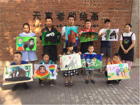 盧旺達大使館聯(lián)合侶行、西瓜視頻舉辦“盧旺達山地大猩猩畫展”