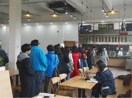 游客遠(yuǎn)道而來“難求一面”，崔永元開面館獲追捧