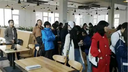 游客遠(yuǎn)道而來“難求一面”，崔永元開面館獲追捧