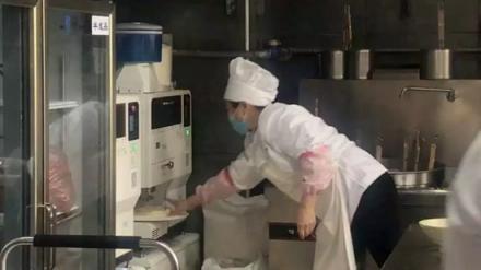 游客遠(yuǎn)道而來“難求一面”，崔永元開面館獲追捧