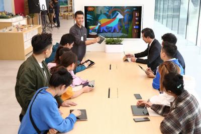 上海首家華為智能生活館今天迎來試營業(yè) 打造全新購物體驗