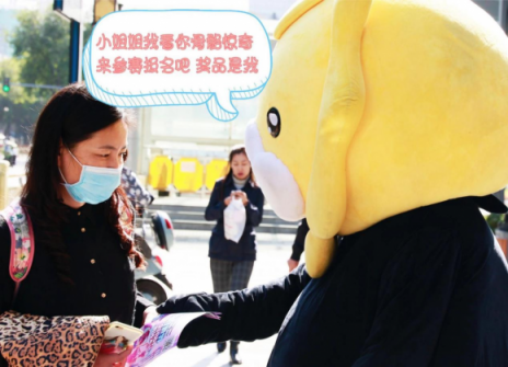 蘇寧廣場門口“淪陷”為舞池？ 一獅一熊居然在斗舞
