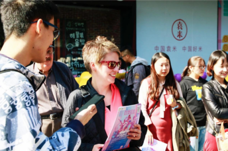 蘇寧廣場門口“淪陷”為舞池？ 一獅一熊居然在斗舞