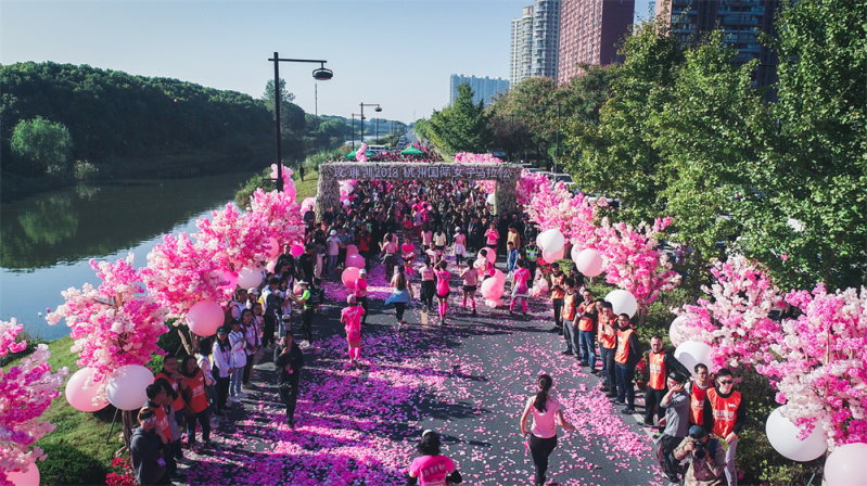 玫琳凱2018杭州國際女子馬拉松鮮花跑道正式亮相，粉色布局引爆浪漫少女心?