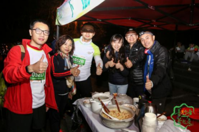 剛剛，我被善行者路上的小哥哥小姐姐暖哭了……