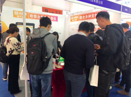 支付大屏?xí)r代,錢(qián)客多電子立牌亮相中國(guó)零售業(yè)博覽會(huì)