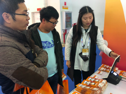 支付大屏?xí)r代,錢(qián)客多電子立牌亮相中國(guó)零售業(yè)博覽會(huì)