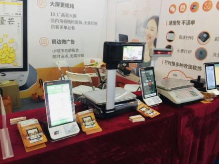 支付大屏?xí)r代,錢(qián)客多電子立牌亮相中國(guó)零售業(yè)博覽會(huì)