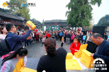 蘇寧“云游小鎮(zhèn)”現(xiàn)身成都街子鎮(zhèn)，老板夫婦請(qǐng)你“來?！?/></p><p>那個(gè)時(shí)候的林波怎么也不會(huì)想到，14年后他會(huì)和中國(guó)智慧零售標(biāo)桿蘇寧結(jié)緣，成為遠(yuǎn)近文明的家電銷售大佬，成為鄉(xiāng)里鄉(xiāng)親眼中的 “林老板”。</p><p>2016年，林波當(dāng)時(shí)的夫妻店對(duì)面，開了一家蘇寧易購(gòu)直營(yíng)店，店面形象佳，商品陳列布展漂亮，關(guān)鍵是銷售量非常棒。林老板心生羨慕，“要是自己也能開這樣一家門店該多好!”。</p><p>今年6月底，林老板第一次接觸到了蘇寧零售云項(xiàng)目，經(jīng)過一段時(shí)間的分析，他下定決心。從了解到開店，在蘇寧零售云的幫助下，林波僅僅用了1個(gè)多月的時(shí)間就把店開起來了。</p><p>今年8月28日，他在成都街子鎮(zhèn)成功開起一家蘇寧易購(gòu)精選店。林波看中了這里的旅游地產(chǎn)的火爆。 “房子修多了，再加上景區(qū)客棧的數(shù)量多，電器自然好賣!”林老板笑著說，連續(xù)三個(gè)月他的店都保持著良好的銷售記錄。</p><p align=