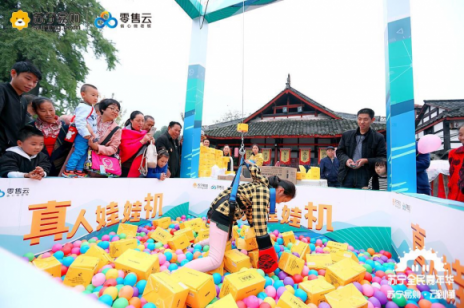 蘇寧“云游小鎮(zhèn)”現(xiàn)身成都街子鎮(zhèn)，老板夫婦請(qǐng)你“來?！?/></p><p>“開業(yè)兩個(gè)月以來，營(yíng)業(yè)額比之前好了很多”，老板娘羊霞笑著說。羊霞負(fù)責(zé)整個(gè)精選店的運(yùn)作、采購(gòu)和售后。在加入零售云之前，羊霞說，品牌有活動(dòng)的時(shí)候就需要壓貨，資金壓力也大， “現(xiàn)在競(jìng)爭(zhēng)大，如果價(jià)格賣低一點(diǎn)，自己就沒有利潤(rùn)空間了”，自從和蘇寧零售云結(jié)緣之后，這一切都發(fā)生了變化。開放共享、O2O融合的蘇寧零售云平臺(tái)2017年正式上線，打出的口號(hào)就是“接入零售云，省心做老板”。零售云加盟店背靠蘇寧的倉(cāng)儲(chǔ)、物流、供應(yīng)鏈和IT優(yōu)勢(shì)，采用小件少量備貨、大件僅放樣機(jī)的極低庫(kù)存模式，擁有4到8倍于傳統(tǒng)門店的周轉(zhuǎn)速度，并配以爆款產(chǎn)品+盈利產(chǎn)品的組合，降低加盟店主的經(jīng)營(yíng)成本。</p><p align=