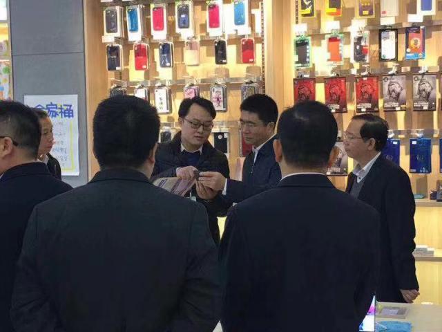 中國聯(lián)通副總經(jīng)理買彥州到訪京東專賣店，攜手共推無界零售變革