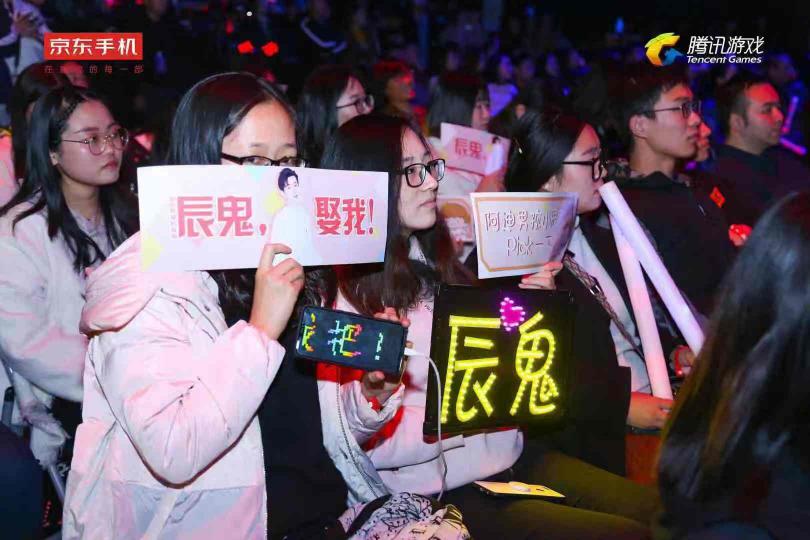 辰鬼現(xiàn)身JDC決賽，現(xiàn)場(chǎng)女粉絲欣喜若狂