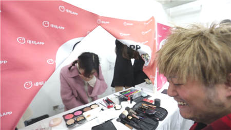 95后女生化妝后 男生竟想退貨！網(wǎng)友：自己長啥樣心理沒數(shù)嗎？