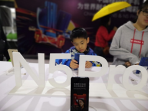 WEC上海站成龍DC車隊奪冠，中國移動牌手機為他們歡呼喝彩！