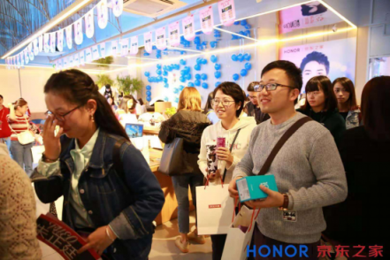 榮耀10青春版新品發(fā)布，福州東百京東之家旗艦店人氣爆棚