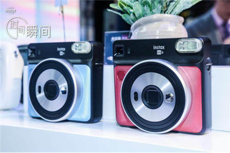富士膠片發(fā)布首臺具有變焦功能的instax相機(jī)，再掀方形藝術(shù)個性潮流