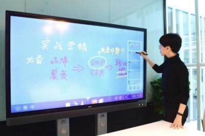 明基會(huì)議平板在側(cè)，頭腦風(fēng)暴會(huì)議無憂