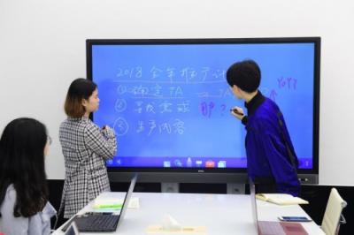 明基會(huì)議平板在側(cè)，頭腦風(fēng)暴會(huì)議無憂