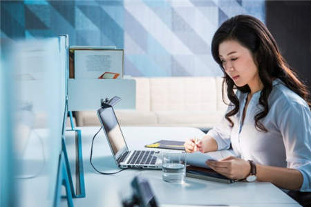 筆電屏幕反光？影響視力？筆記本掛燈了解一下