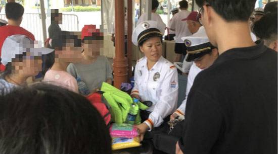 人民網(wǎng)四問迪士尼:憑什么搞“雙標”，歐美帶得亞洲就帶不得？