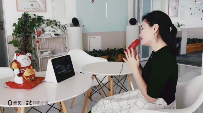 “宅神器”親見M10，首款K歌的大屏智能音箱