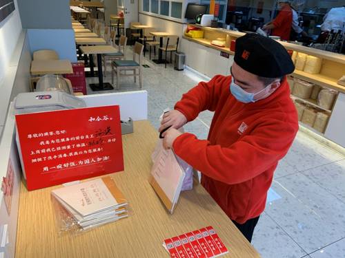 美團(tuán)首創(chuàng)無(wú)接觸外賣防護(hù)罩試水京滬8大品牌商家，發(fā)出全行業(yè)推廣倡議