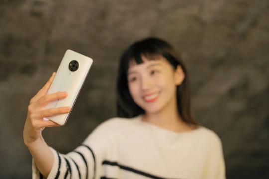 「 又 黑 又 糊 」，晚 上 自 拍 太！難！了！