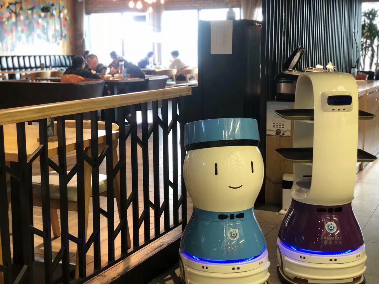 送餐機器人無接觸配送、分餐制 助力推動餐飲行業(yè)回暖