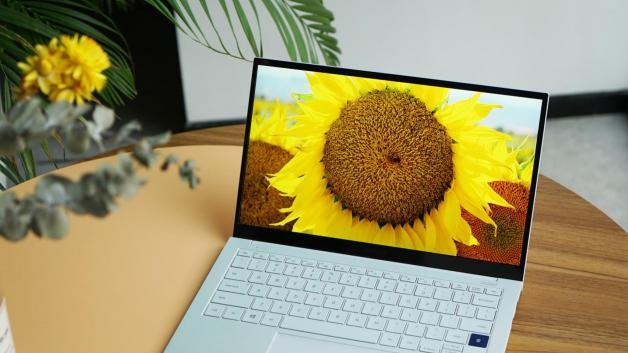 夏日清爽搭配，三星Galaxy Book Ion月光銀是首選