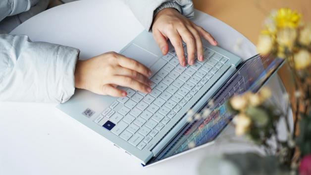 夏日清爽搭配，三星Galaxy Book Ion月光銀是首選