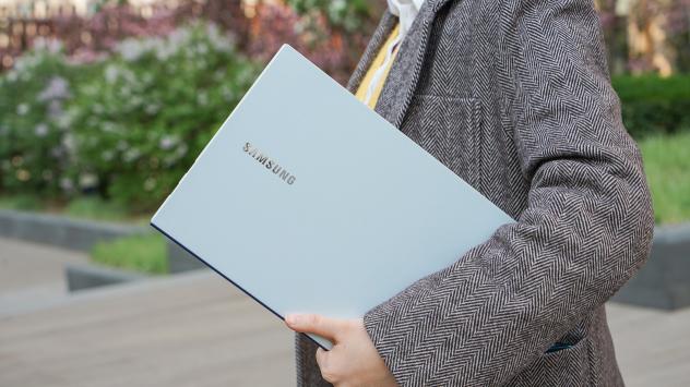 夏日清爽搭配，三星Galaxy Book Ion月光銀是首選