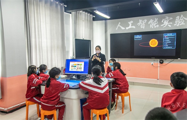 新疆烏什縣4所學(xué)校人工智能實驗室投入使用 感受訊飛幻境智能教學(xué)魅力 為教育插上“智慧”翅膀