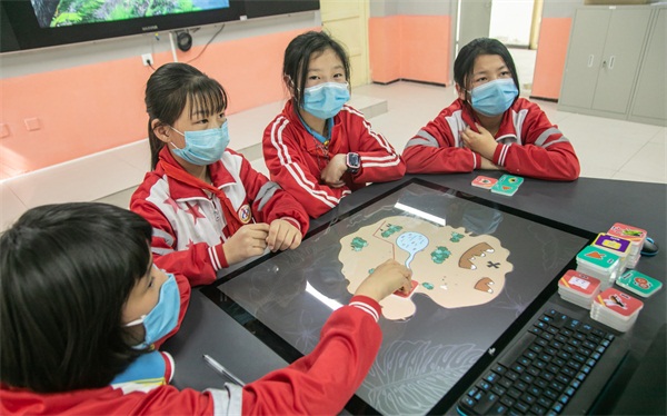 新疆烏什縣4所學(xué)校人工智能實驗室投入使用 感受訊飛幻境智能教學(xué)魅力 為教育插上“智慧”翅膀