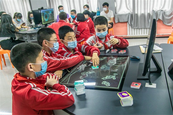 新疆烏什縣4所學(xué)校人工智能實驗室投入使用 感受訊飛幻境智能教學(xué)魅力 為教育插上“智慧”翅膀